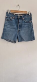 Short ribcage levi's